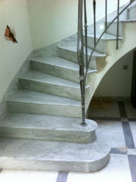 escalier en marbre blanc de carrare sur Montpellier