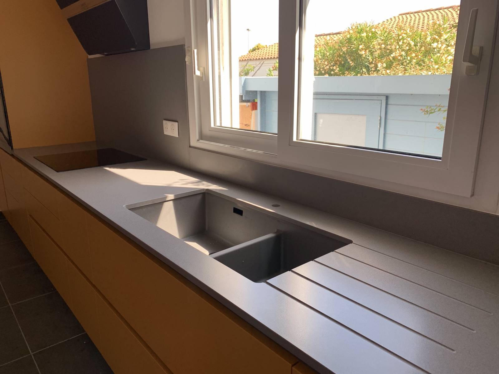 Plan de travail en quartz silestone gris expo suede - Montpellier - ADGM