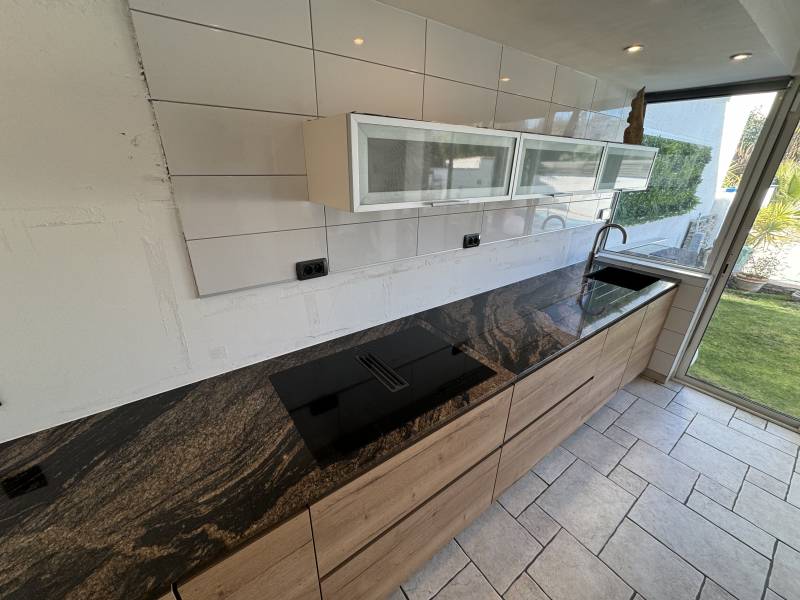 Réalisation de plans de travail en Granit Barroco satiné sur Montpellier