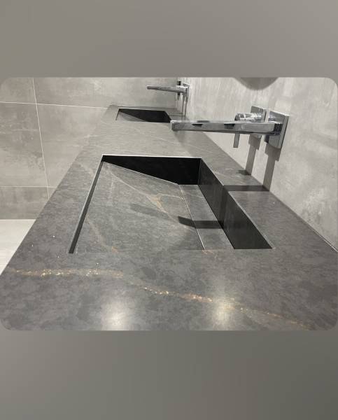 Plan vasque de salle de bain sur mesure modèle Simplicity en Quartz Silestone Bohemian Flame aux portes de Montpellier