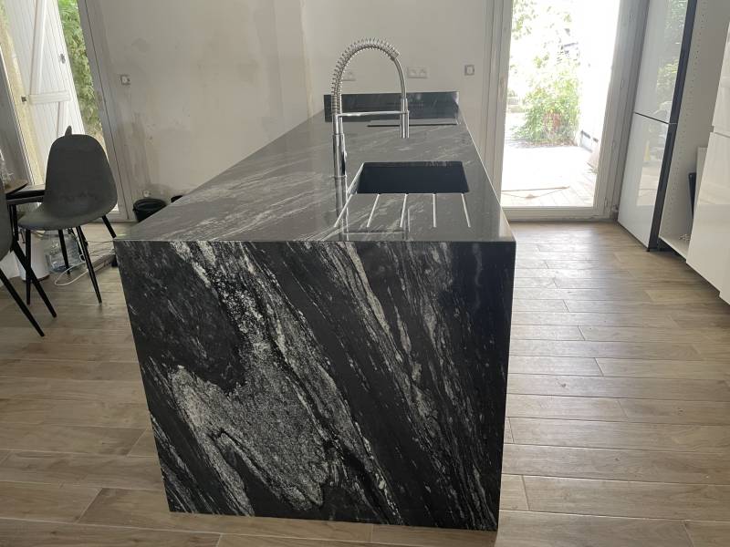 Ilot avec retombée en granit cheyenne sur Jacou