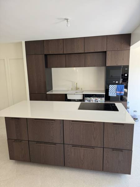 Quartz Silestone Linen Cream associé à des meubles en noyer aux portes de Montpellier