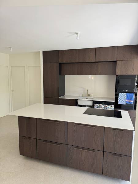 Quartz Silestone Linen Cream associé à des meubles en noyer aux portes de Montpellier