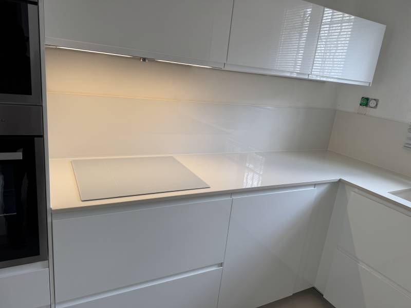 Plan de travail en céramique Abkstone White Lux avec cuve sous plan installés à Montpellier