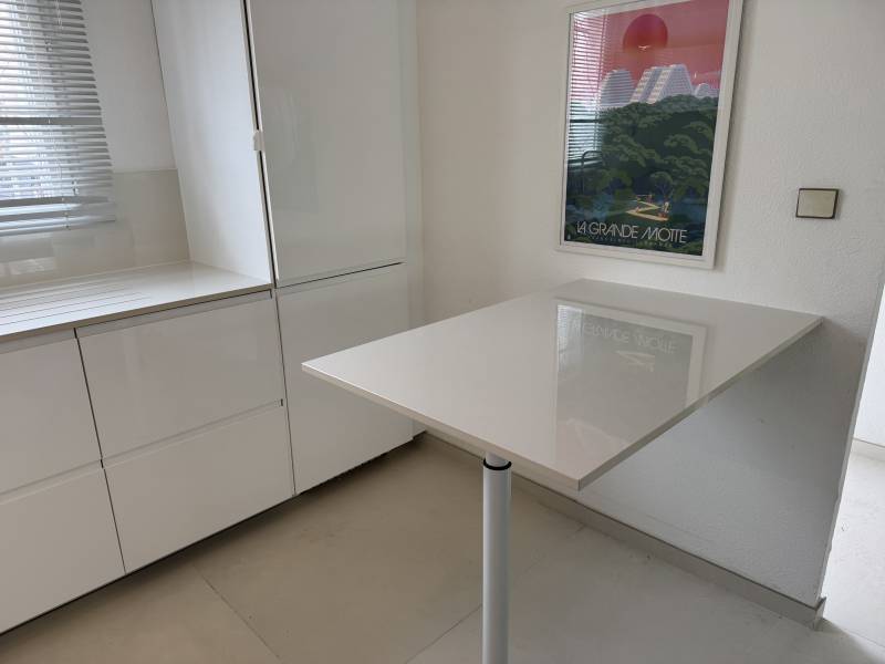 Plan de travail en céramique Abkstone White Lux avec cuve sous plan installés à Montpellier