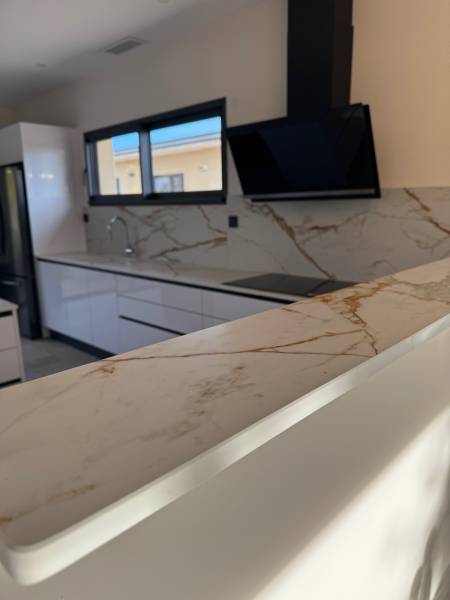 Résultat final après changement des plans de travail en céramique Reverie