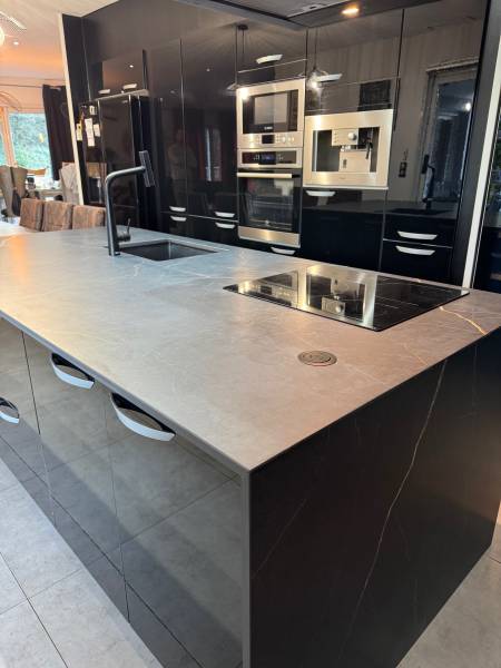 Ilot avec table accollée chantier situé proche de Lunel