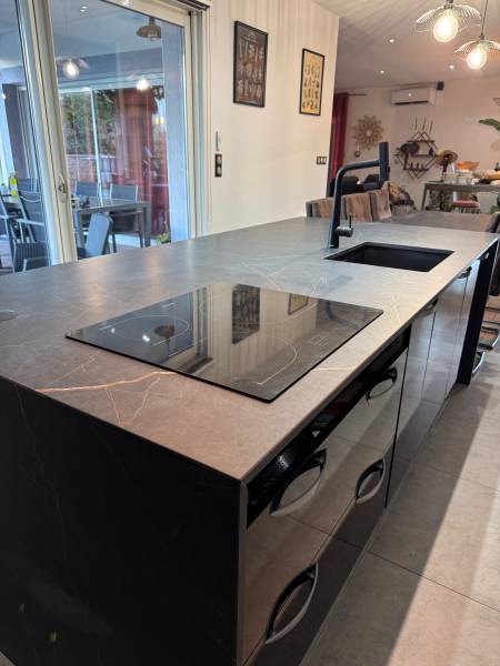 Ilot avec table accollée chantier situé proche de Lunel