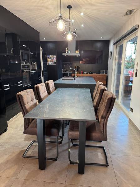 Ilot avec table accollée chantier situé proche de Lunel