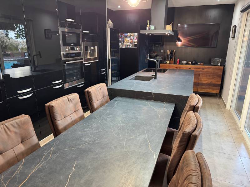 Ilot avec table accollée chantier situé proche de Lunel