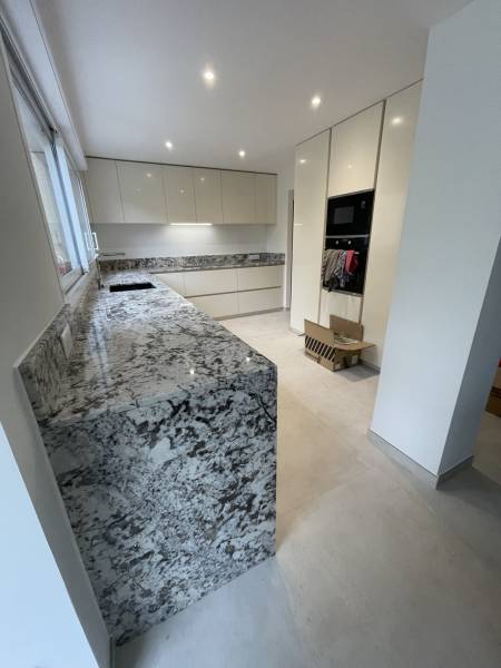 Plan de travail en granit Ice Blue avec jambage sur Montferrier