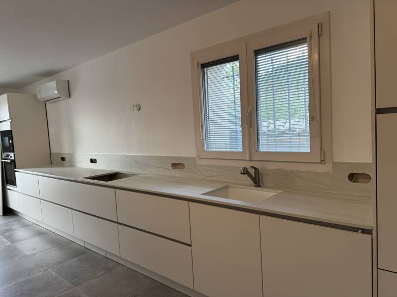 Plan de travail linéaire en Dekton Neural sur la commune de Nages et Solorgues