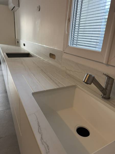 Plan de travail linéaire en Dekton Neural sur la commune de Nages et Solorgues