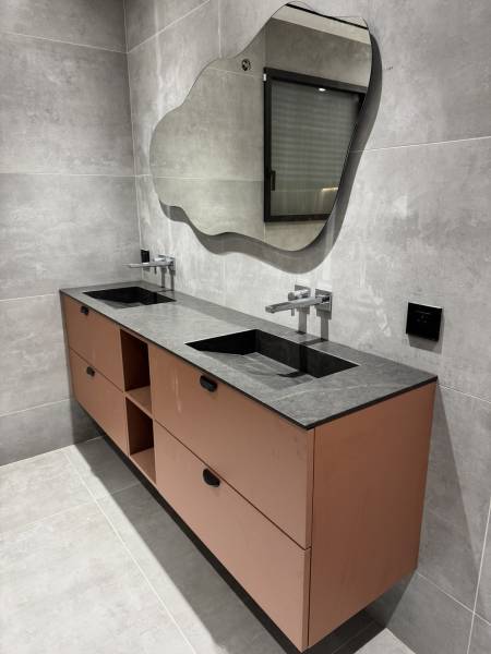 Plan vasque de salle de bain sur mesure modèle Simplicity en Quartz Silestone Bohemian Flame aux portes de Montpellier