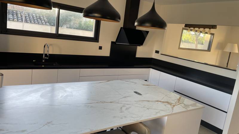 photo prise avant le démontage des plans de travail en granit noir