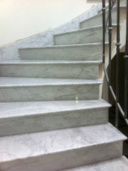 escalier en marbre blanc de carrare sur montpellier