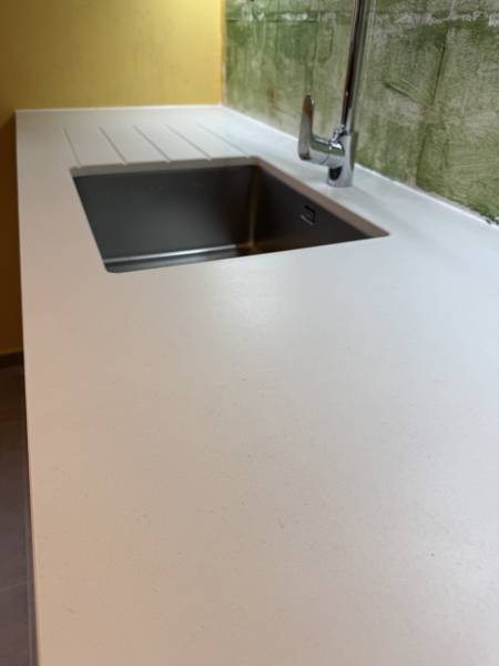 Réalisation & pose – Plan de travail en Dekton Aeris